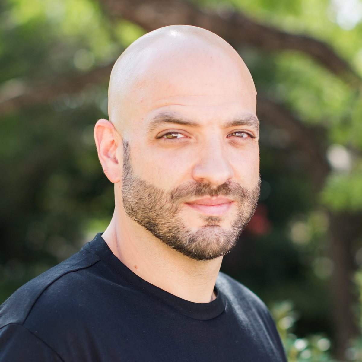 Portrait of Alex Morales, master trainer and online host.